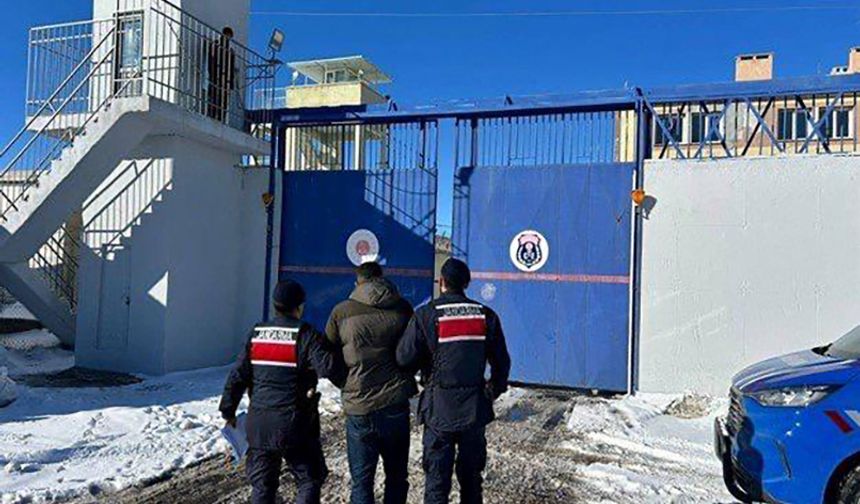 Nevşehir JASAT’tan Nokta Operasyon: 30 Ayrı Dolandırıcılık Suçundan Aranan Şahıs Tutuklandı