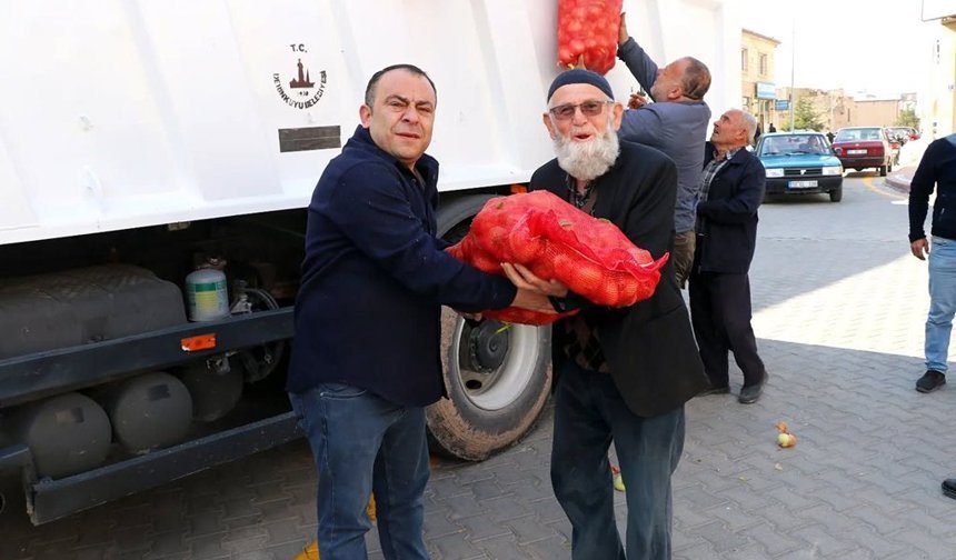 Derinkuyu Belediyesi’nden Emeklilere ve İhtiyaç Sahiplerine Ücretsiz Soğan Desteği