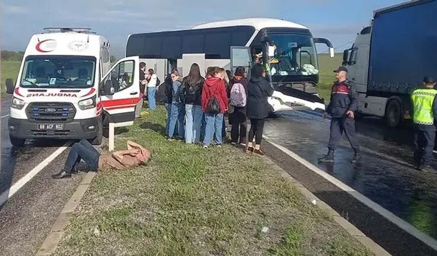 Tur Otobüsü Kaygan Yolda Kontrolden Çıktı: 16 Kişi Yaralandı.