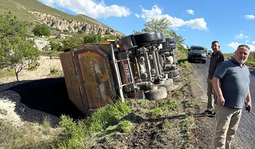 Nevşehir'de Yol Çalışmasında Kamyon Devrildi: Sürücü Yaralandı