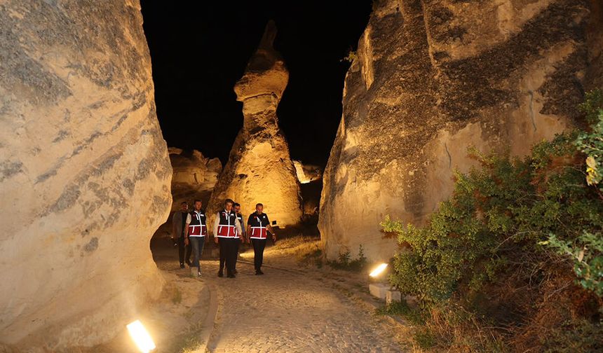 Kapadokya Alan Başkanı Aslanbay, Gece Aydınlatılan Paşabağları Ören Yeri'nde İncelemelerde Bulundu.