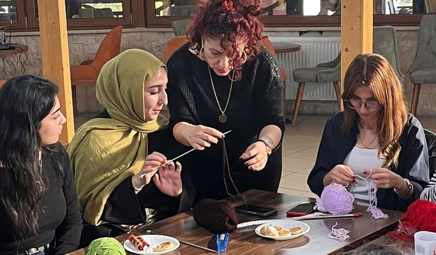 NEVÜ Örgü ve El Becerileri Kulübü, “Sevgi Battaniyesi” İçin İlk İlmekleri Attı.