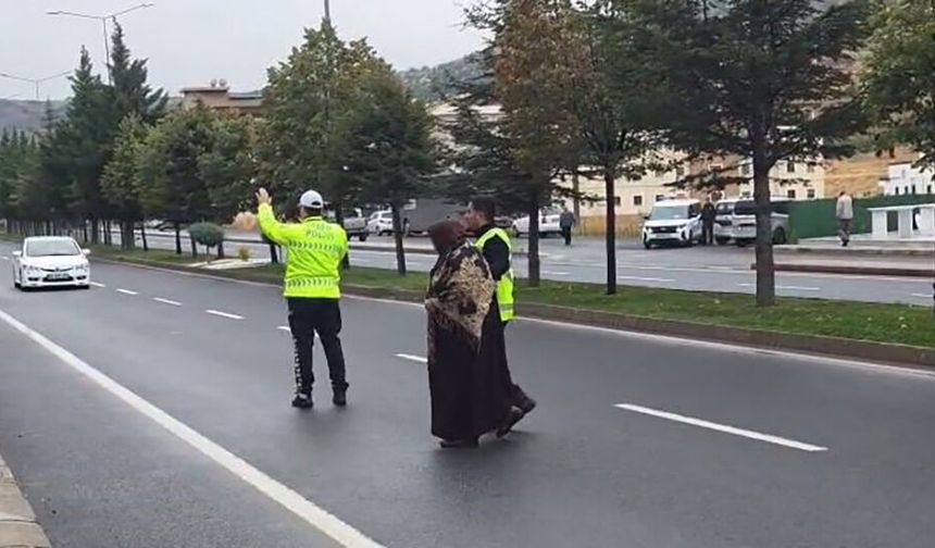 Nevşehir’de trafik polisinden örnek davranış.