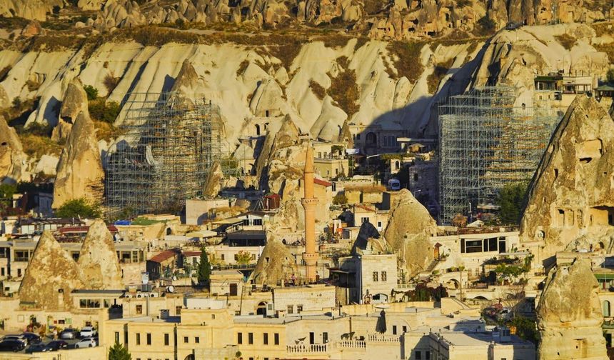 Göreme’nin Tarihi ve Doğal Güzelliğini Gölgeleyen İskeleler Ne Zaman Kaldırılacak?