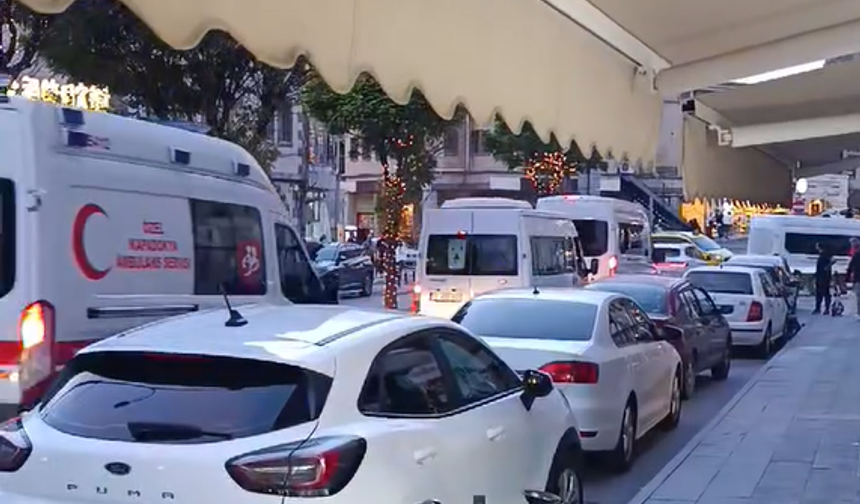 YÜRÜYÜŞ YOLU YAPILDI, ŞEHİR TRAFİĞİ FELÇ OLDU!