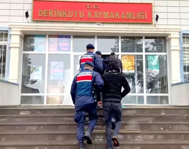 Jandarma Dedektifleri (JASAT) bağ evlerinden bakır kablo, trafo malzemeleri çalanları suçüstü yakalandı.