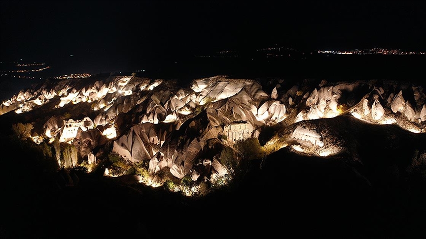 Kapadokya Guvercinlik Vadisi Gece Aydinlatma 1