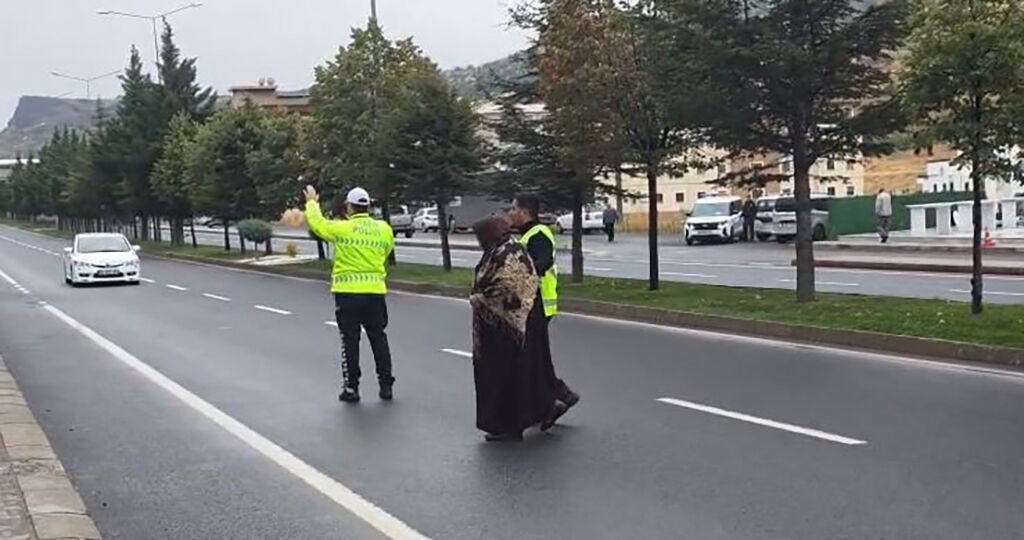 Nevşehir’de trafik polisinden örnek davranış.